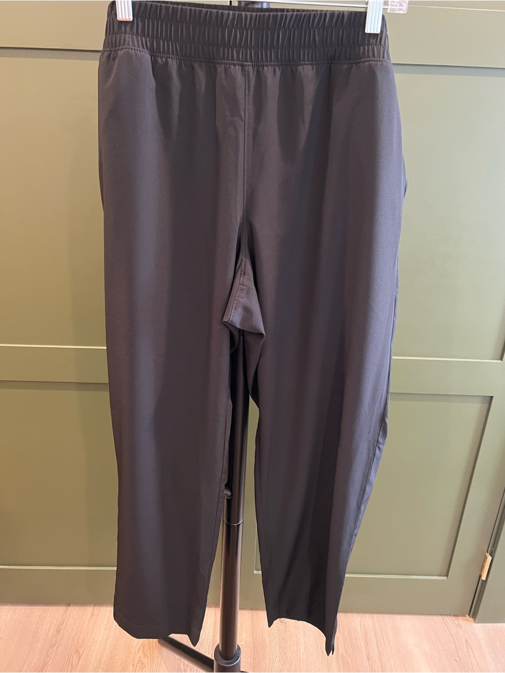 GAP Women’s Black Jogger-Style Nylon Pant